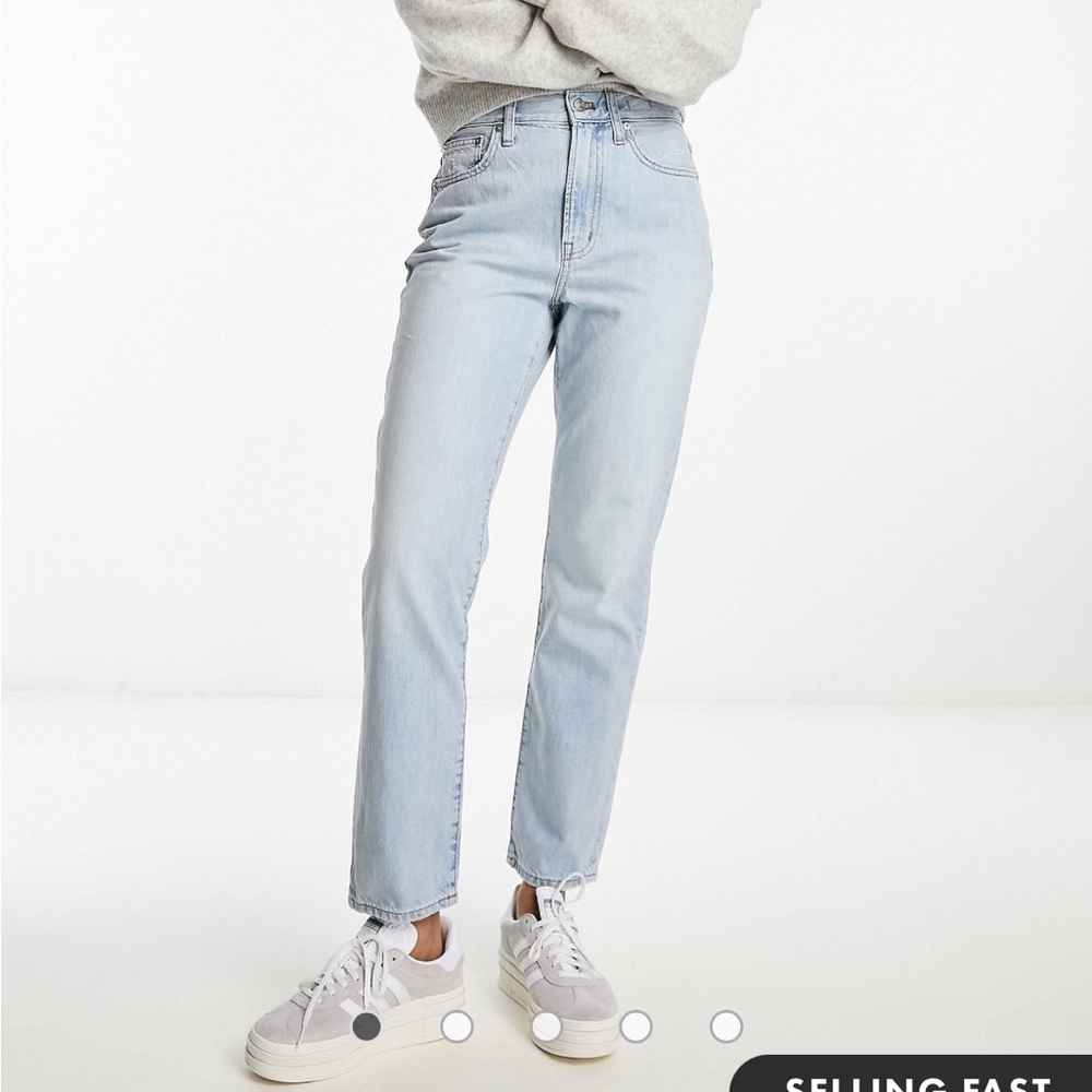 Madewell “The Perfect Vintage Jean” in light blue wash. Size 28 Petite
